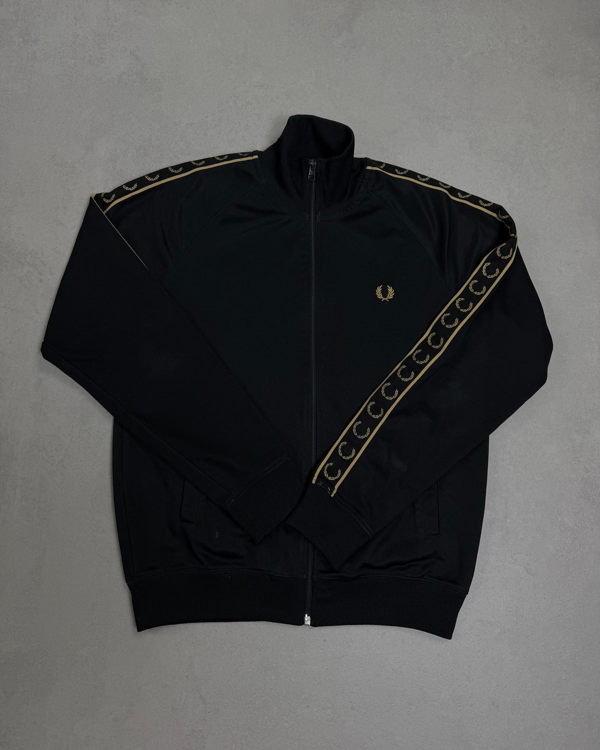 Fred Perry Taped Trainingsjacke Schwarz-Gold Größe M – Vorderseite