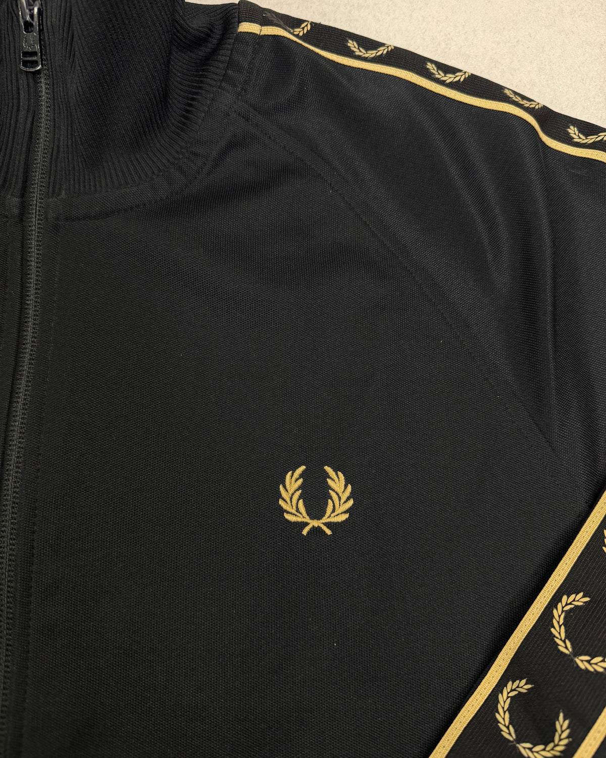 Fred Perry Taped Trainingsjacke Schwarz-Gold Größe M – Detail