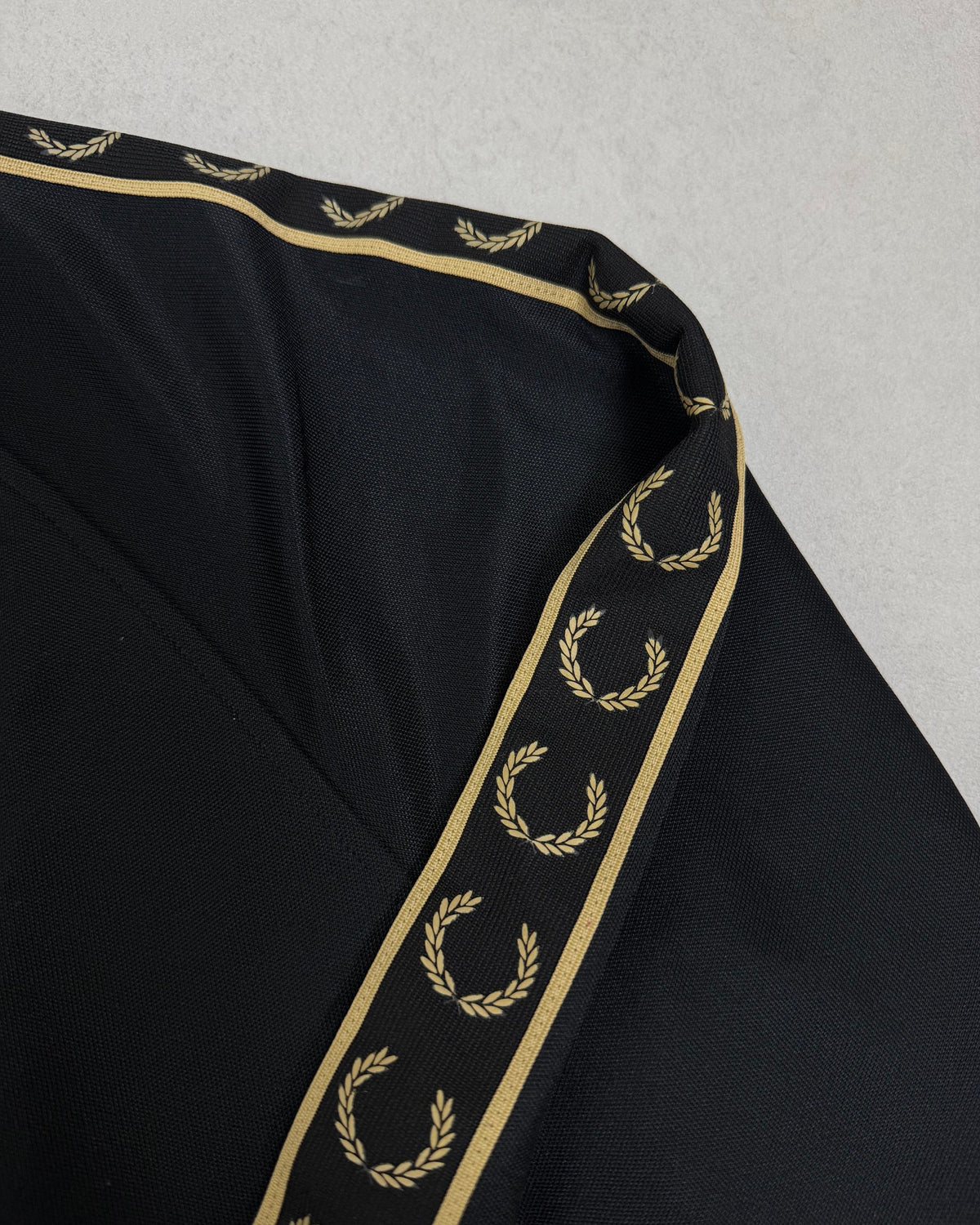 Fred Perry Taped Trainingsjacke Schwarz-Gold Größe M – Detail