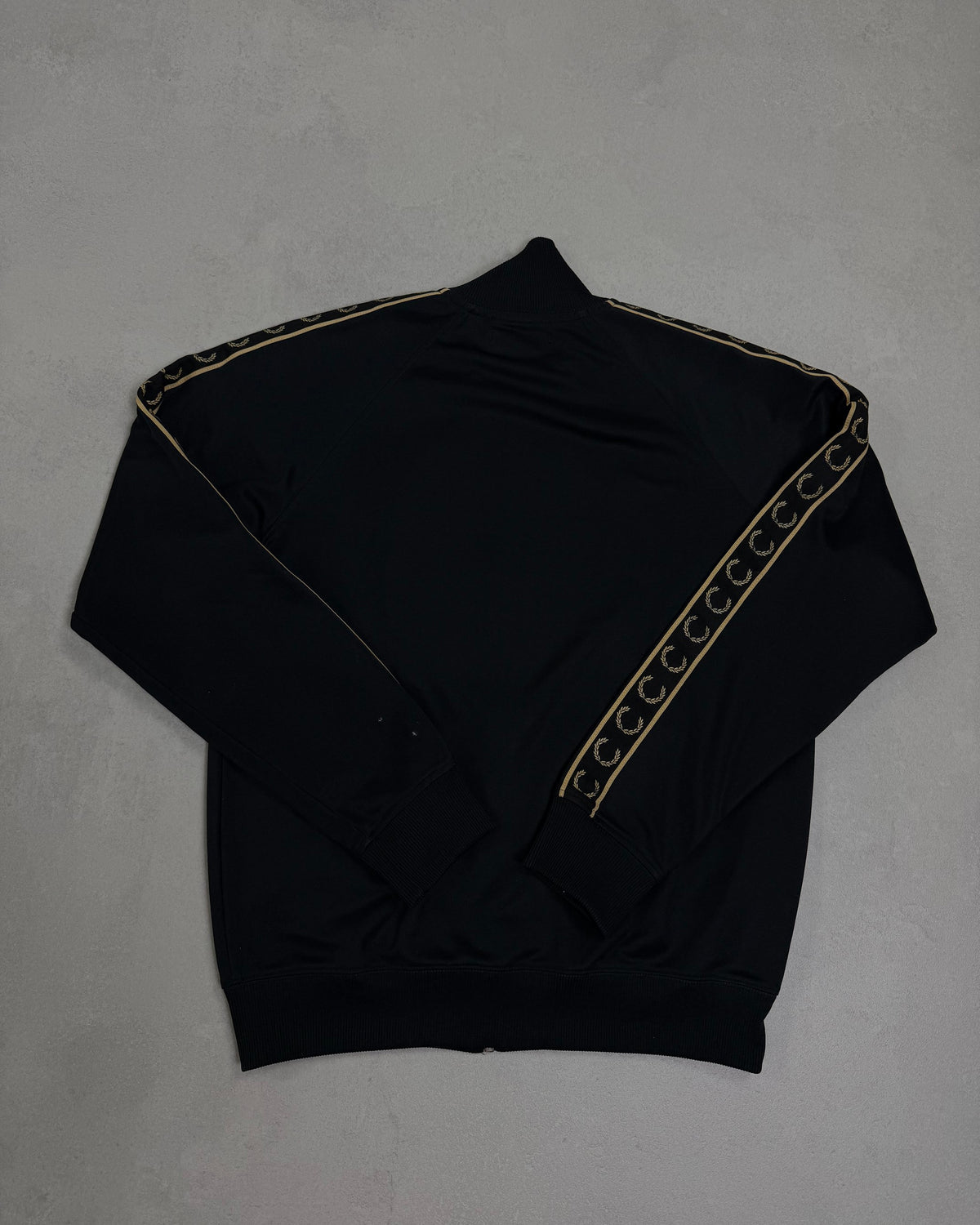Fred Perry Taped Trainingsjacke Schwarz-Gold Größe M – Rückseite