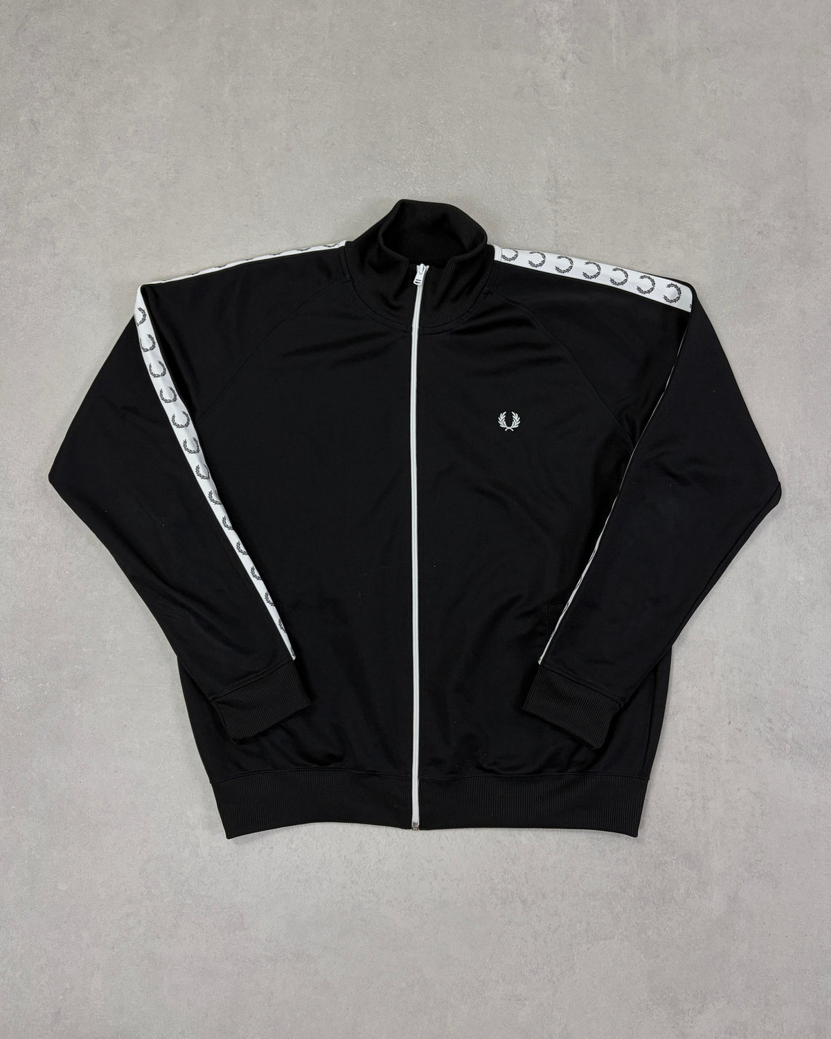 Fred Perry Taped Trainingsjacke Schwarz mit weißem Tape Größe XL – Vorderseite