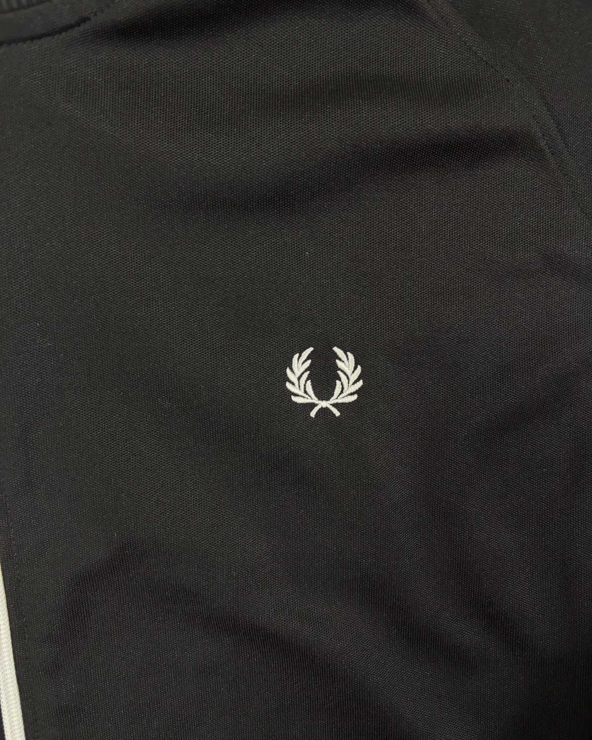 Fred Perry Taped Trainingsjacke Schwarz mit weißem Tape Größe XL – Detail