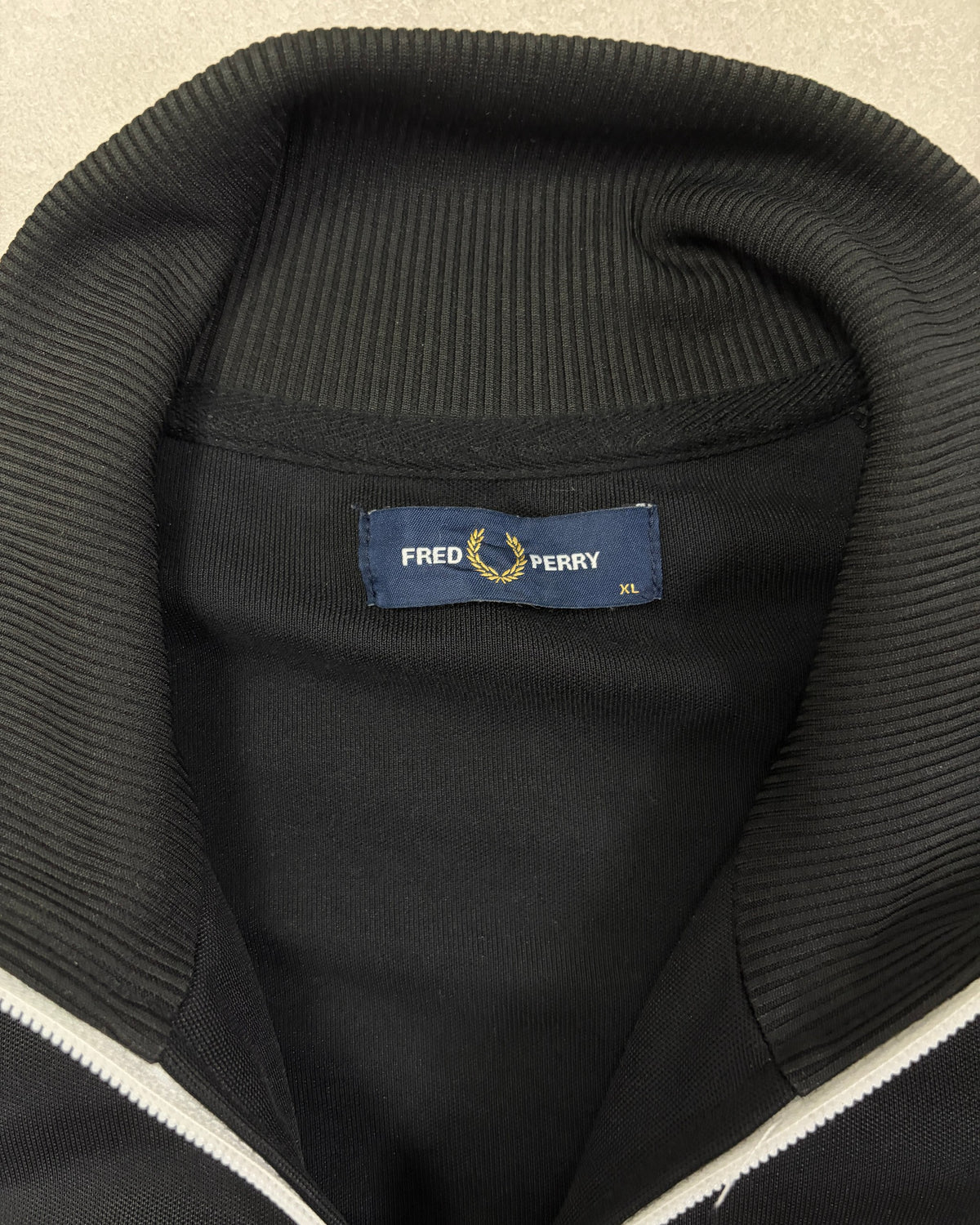 Fred Perry Taped Trainingsjacke Schwarz mit weißem Tape Größe XL – Etikett