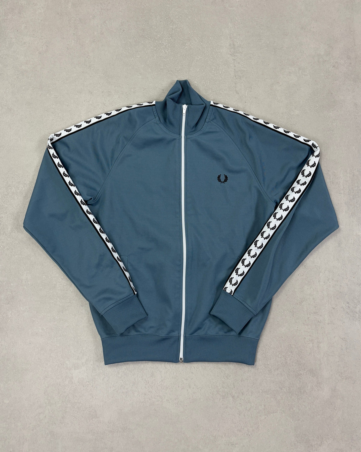 Fred Perry Taped Trainingsjacke Stahlblau mit Streifen Größe S – Vorderseite