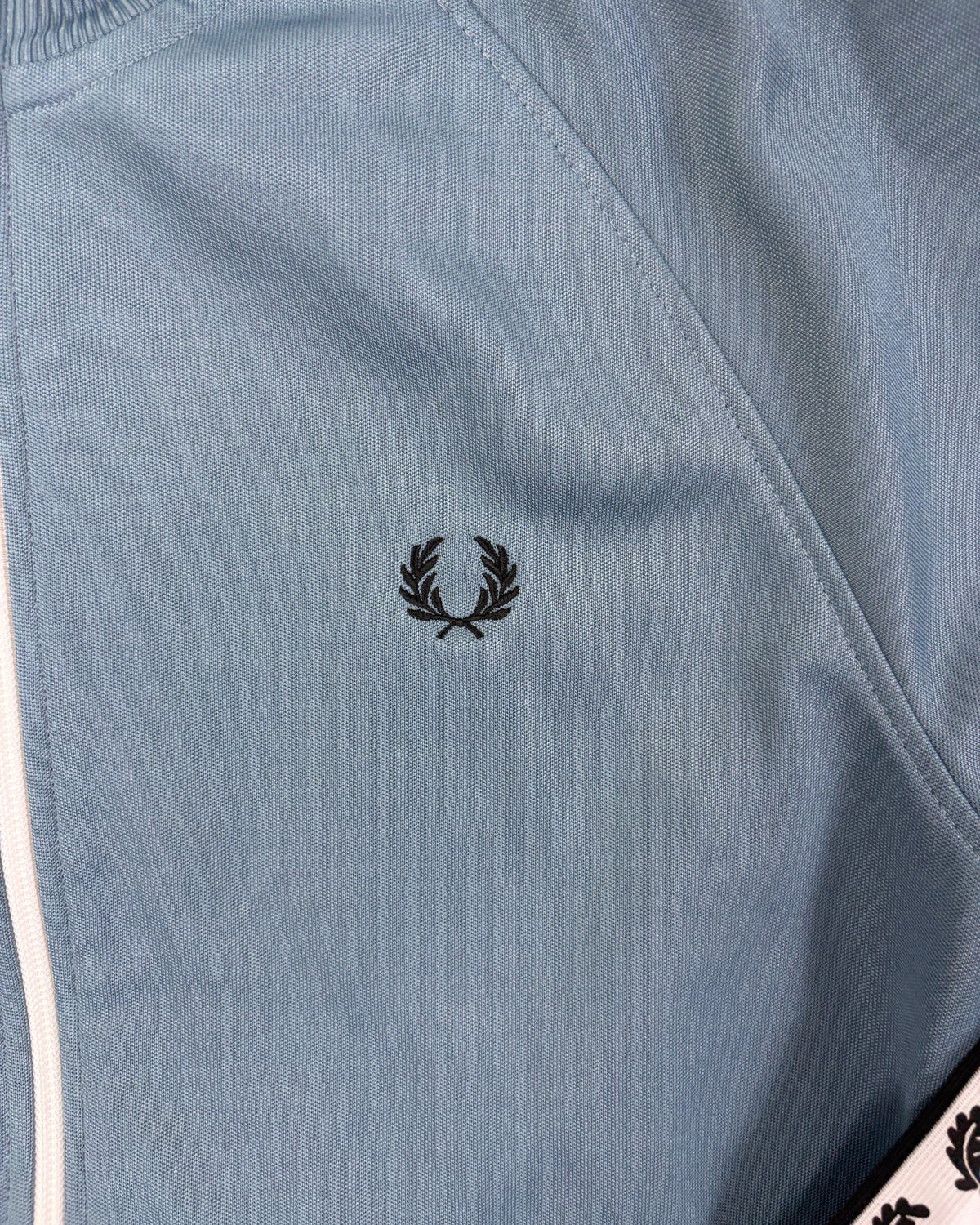 Fred Perry Taped Trainingsjacke Stahlblau mit Streifen Größe S – Detail