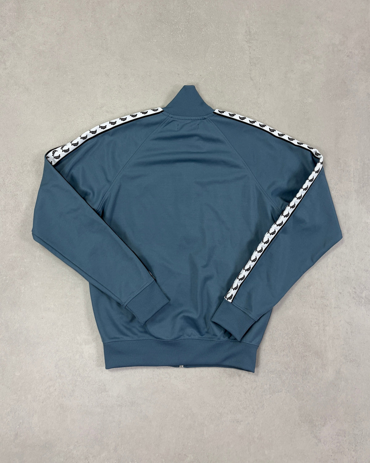 Fred Perry Taped Trainingsjacke Stahlblau mit Streifen Größe S – Rückseite