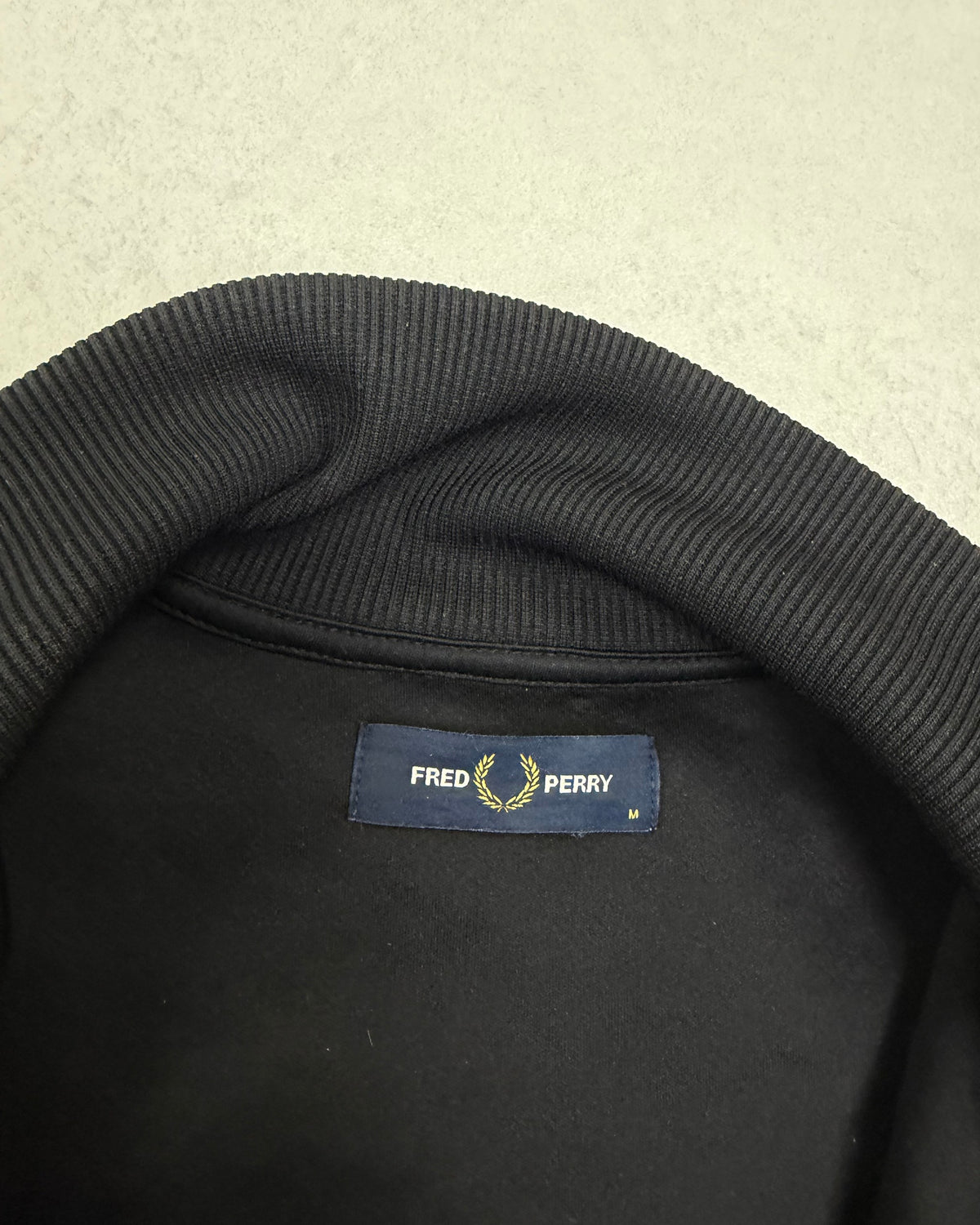 Fred Perry Teddy-Fleecejacke Schwarz Größe M – Etikett
