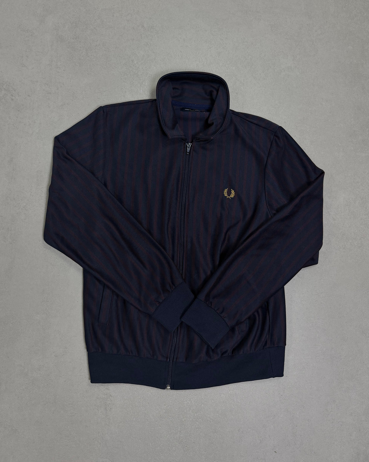 Fred Perry Trainingsjacke Navy mit Bordeaux-Nadelstreifen Größe M – Vorderseite