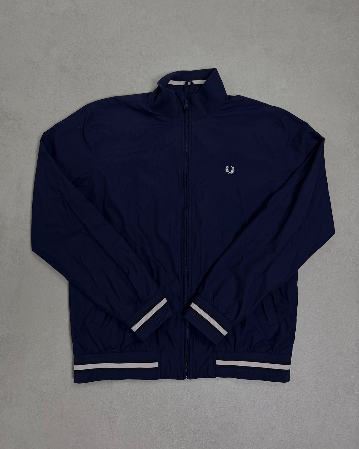 Fred Perry Trainingsjacke Navy mit Tipping-Bündchen Größe L – Vorderseite