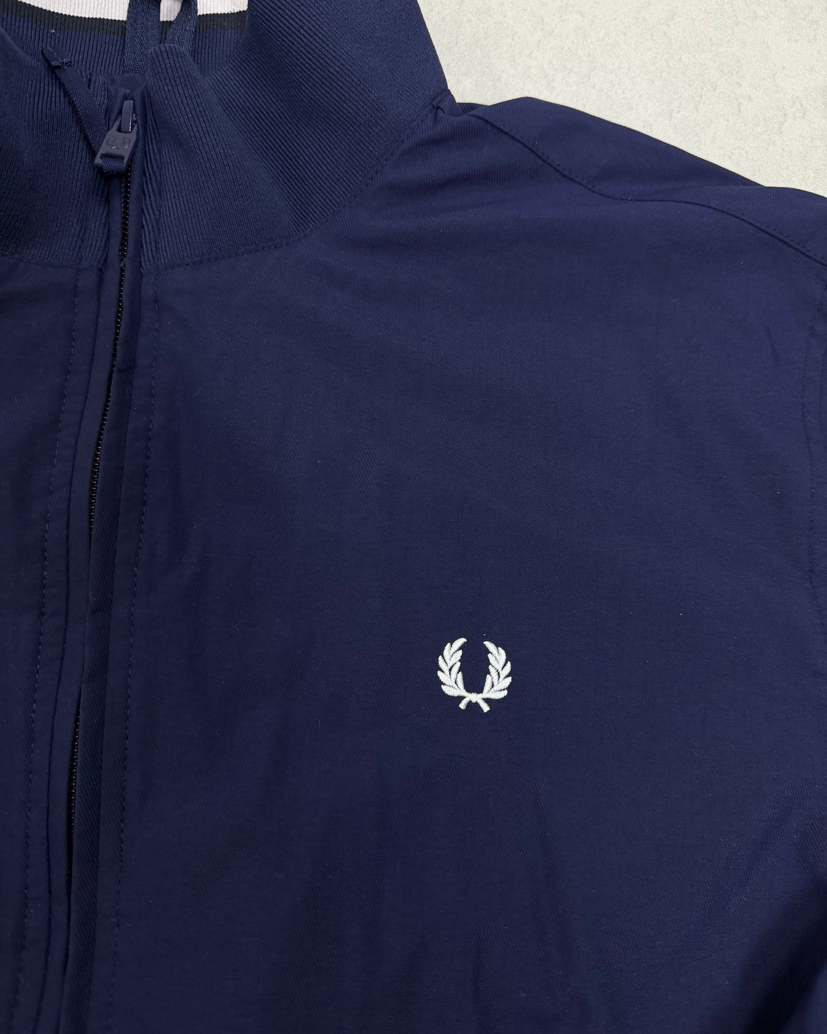 Fred Perry Trainingsjacke Navy mit Tipping-Bündchen Größe L – Detail