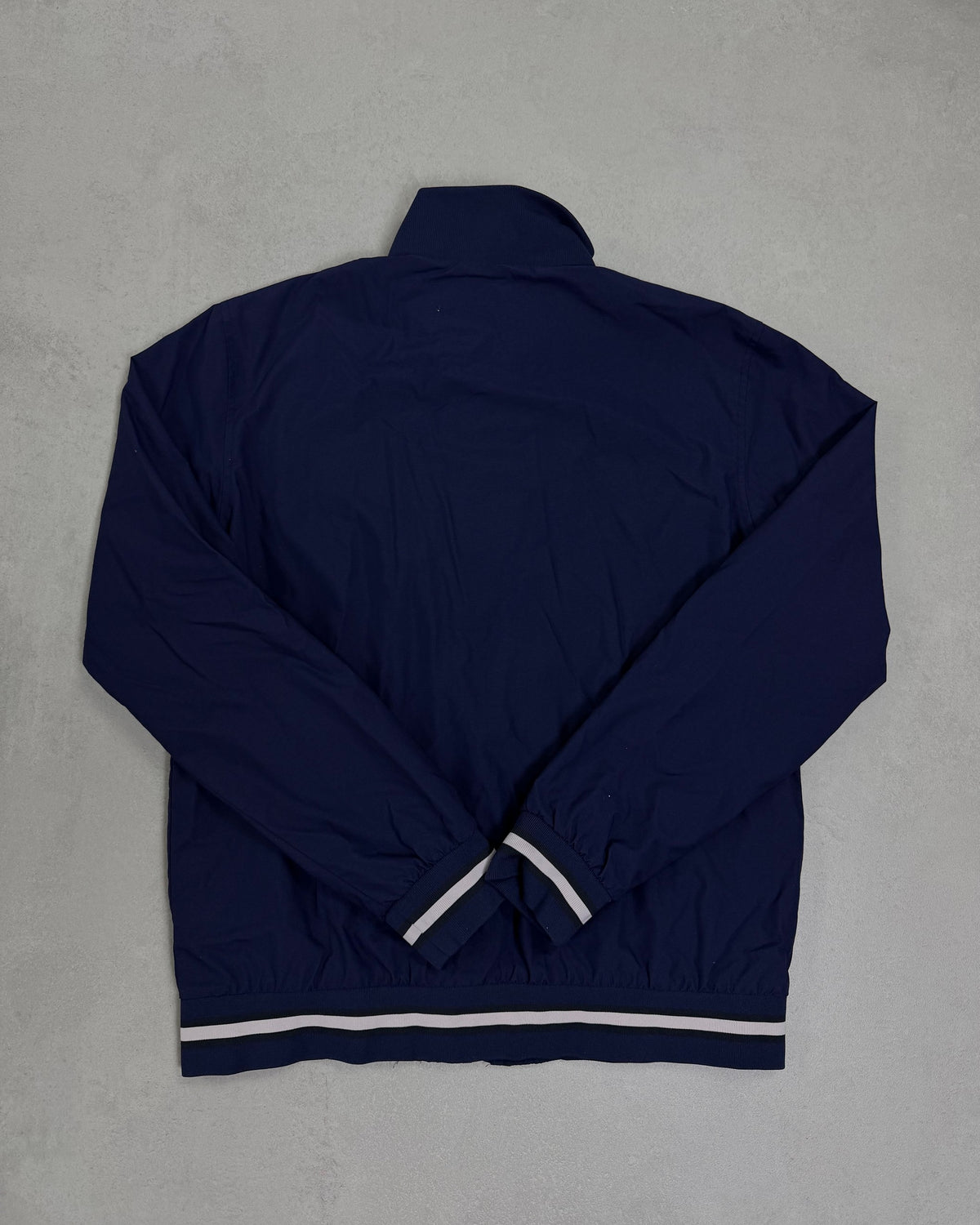 Fred Perry Trainingsjacke Navy mit Tipping-Bündchen Größe L – Rückseite