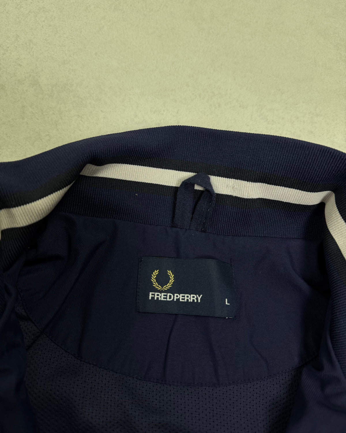 Fred Perry Trainingsjacke Navy mit Tipping-Bündchen Größe L – Etikett