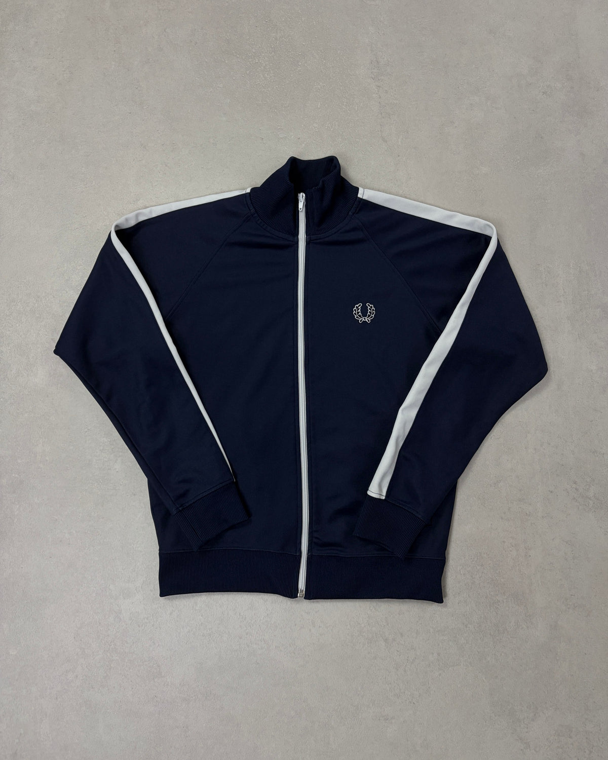 Fred Perry Trainingsjacke Navy mit weißem Streifen Größe L – Vorderseite