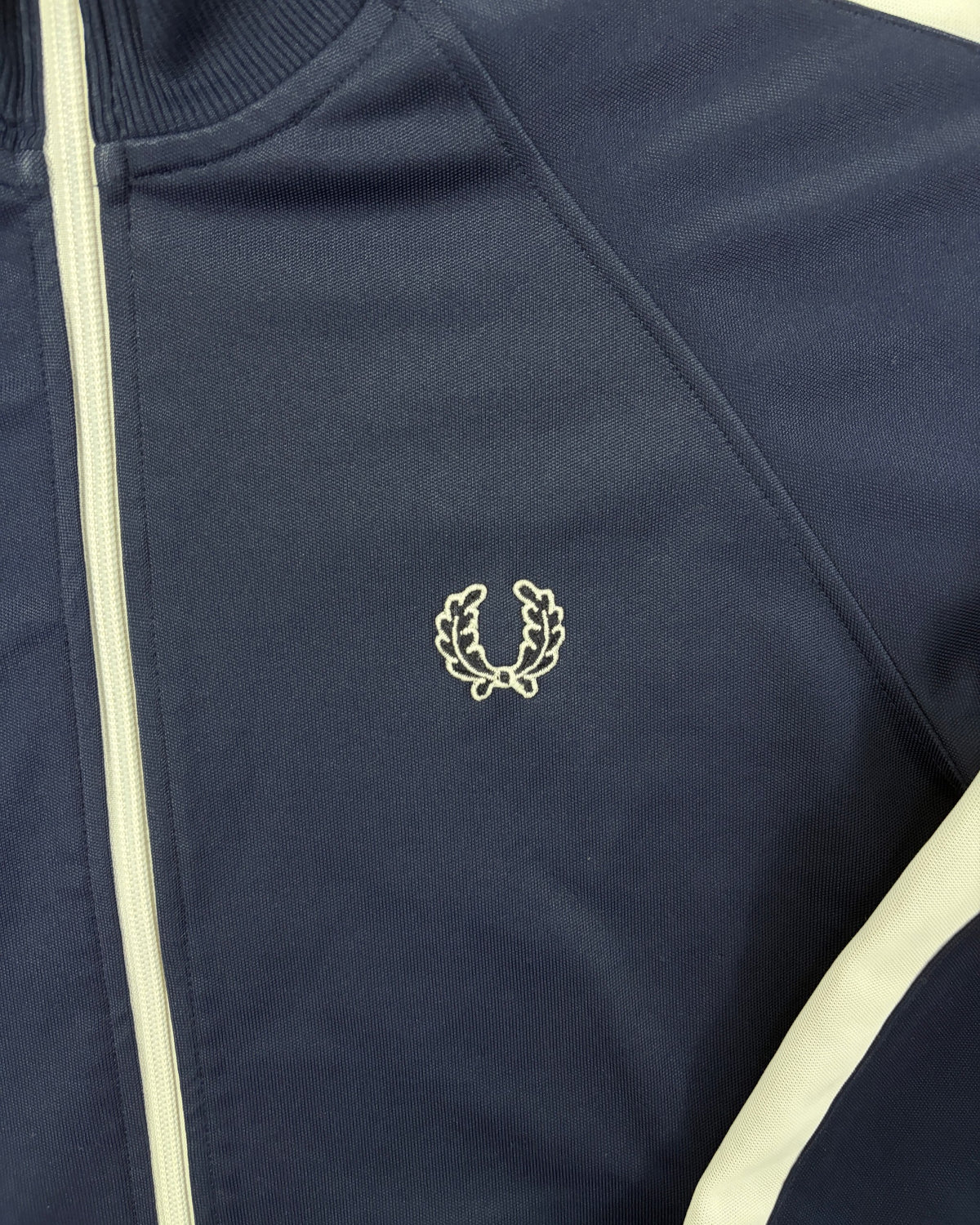 Fred Perry Trainingsjacke Navy mit weißem Streifen Größe L – Detail