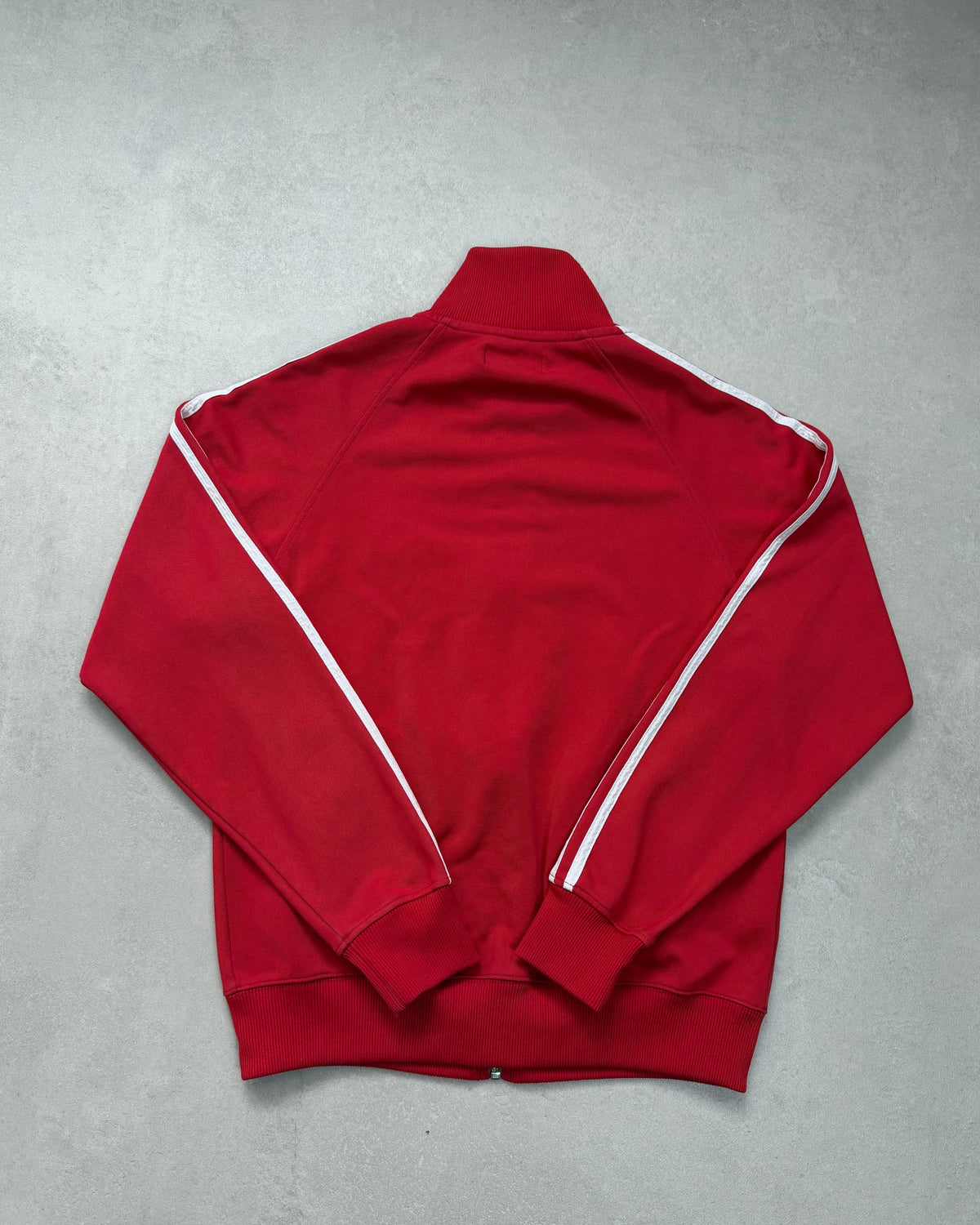Fred Perry Trainingsjacke Rot mit weißen Ärmelstreifen Größe S – Rückseite