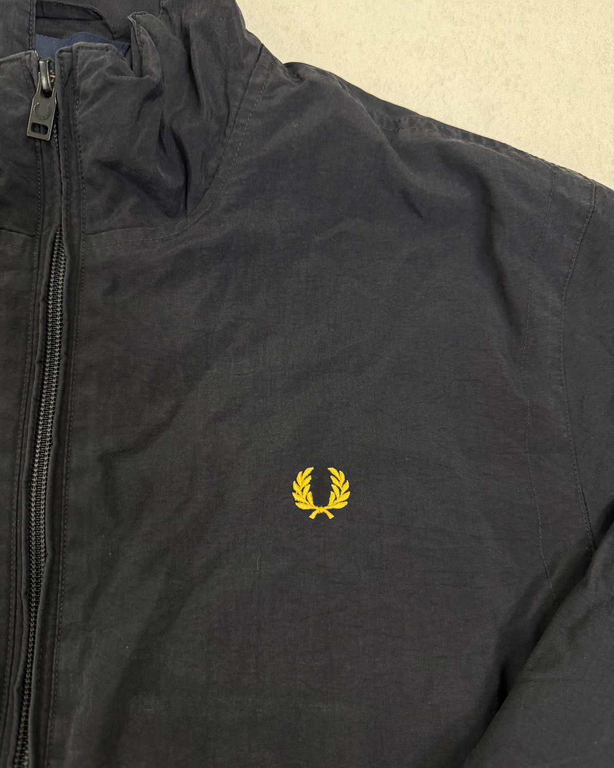 Fred Perry Trainingsjacke Schwarz mit goldenem Lorbeer Größe S – Detail