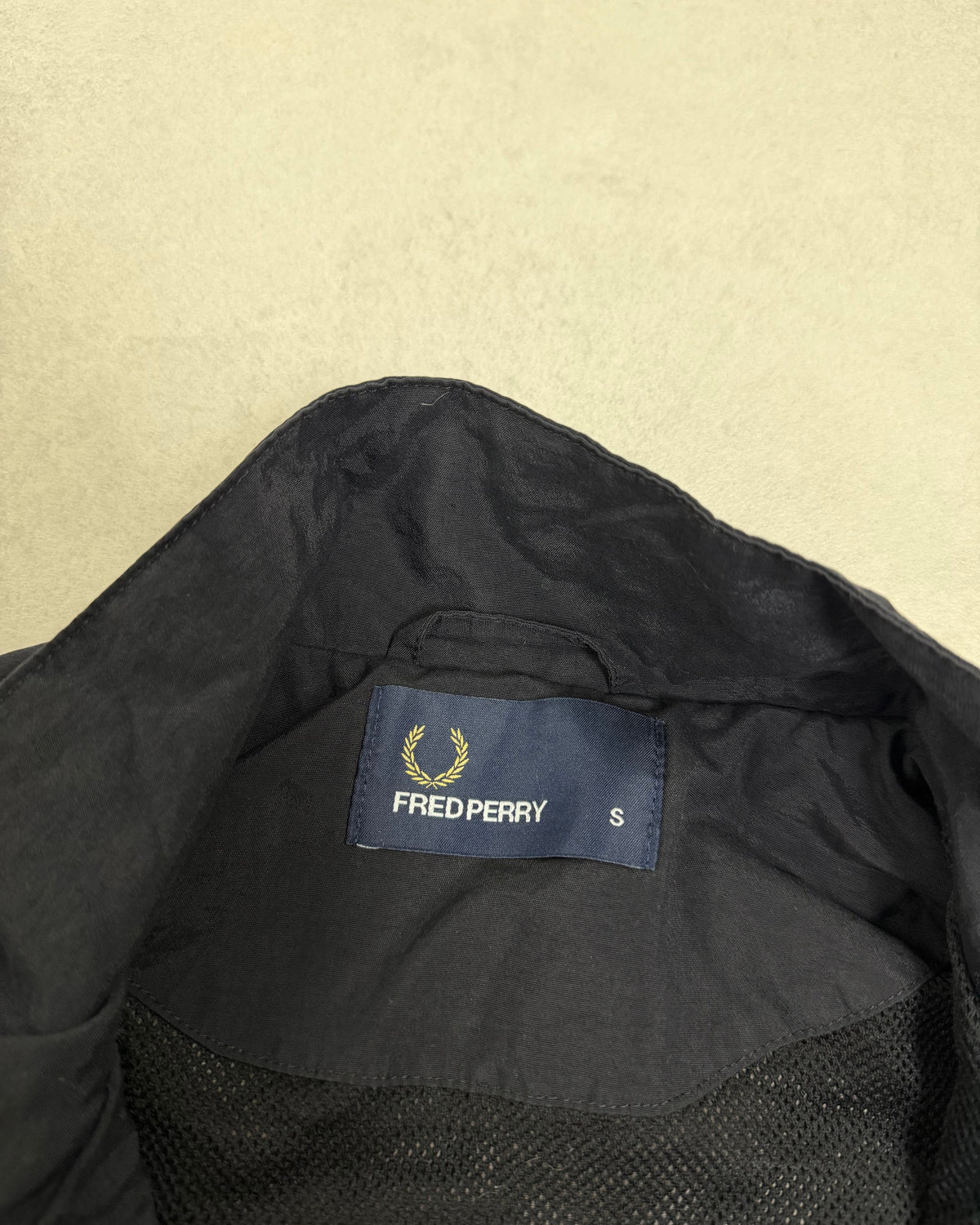 Fred Perry Trainingsjacke Schwarz mit goldenem Lorbeer Größe S – Etikett
