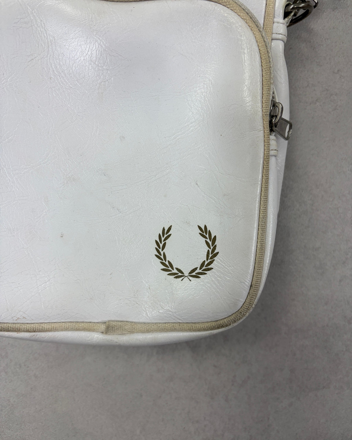 Fred Perry Umhängetasche Weiß mit Lorbeerkranz – Detail