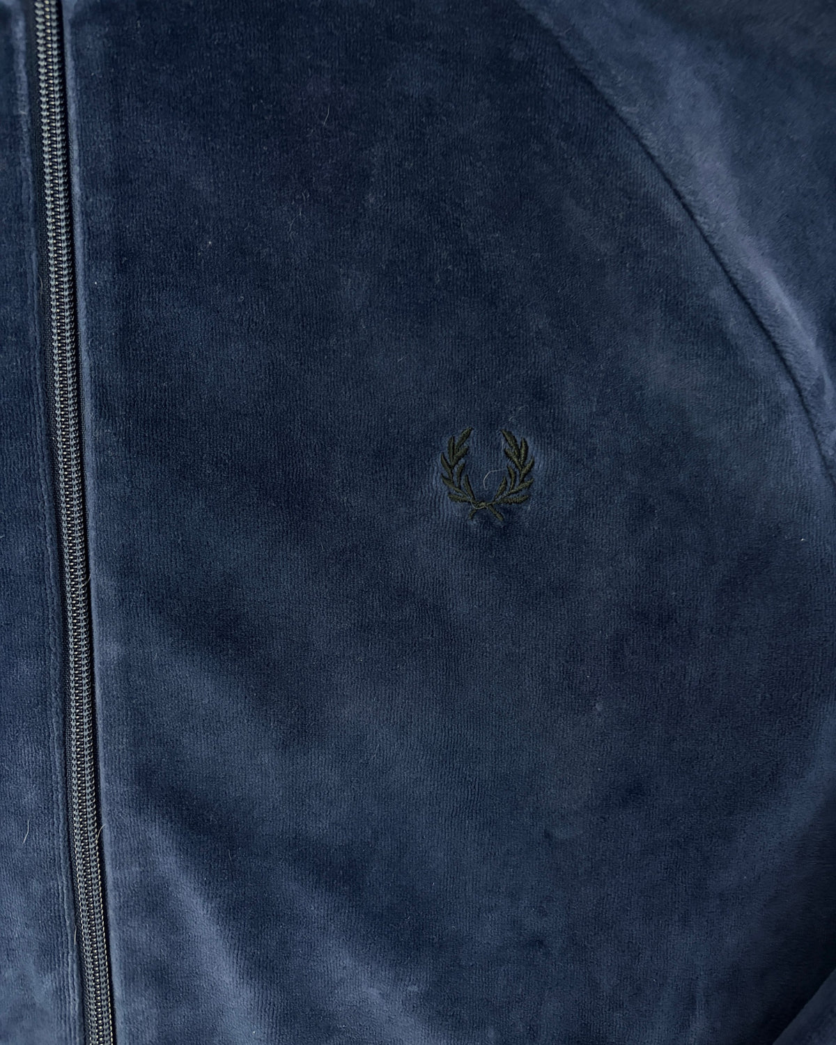 Fred Perry Velours-Trainingsjacke Navy Größe M – Detail