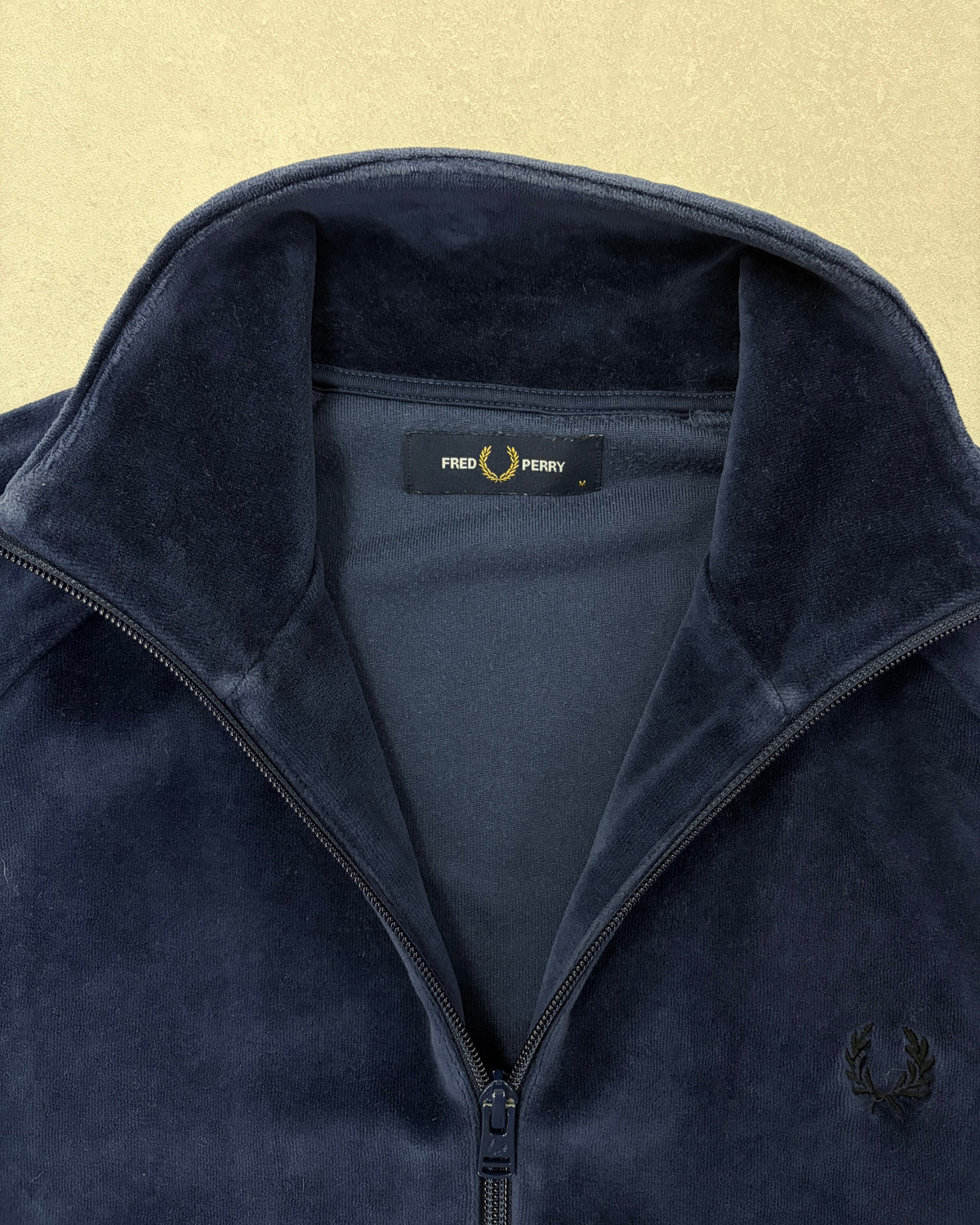 Fred Perry Velours-Trainingsjacke Navy Größe M – Etikett