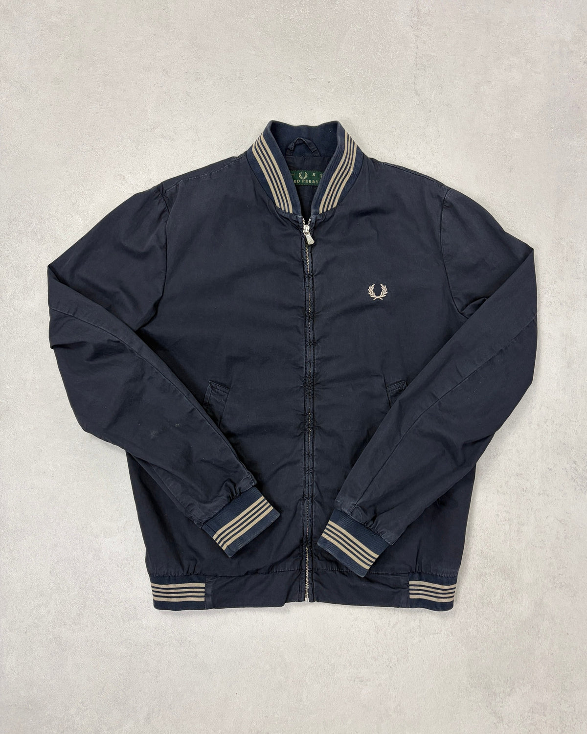 Fred Perry Vintage Bomberjacke Navy mit gestreiften Bündchen Größe S – Vorderseite