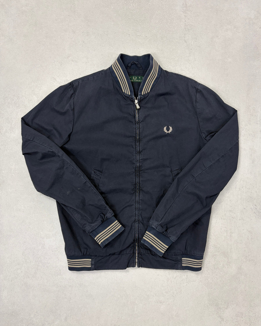 Fred Perry Vintage Bomberjacke Navy mit gestreiften Bündchen Größe S – Vorderseite