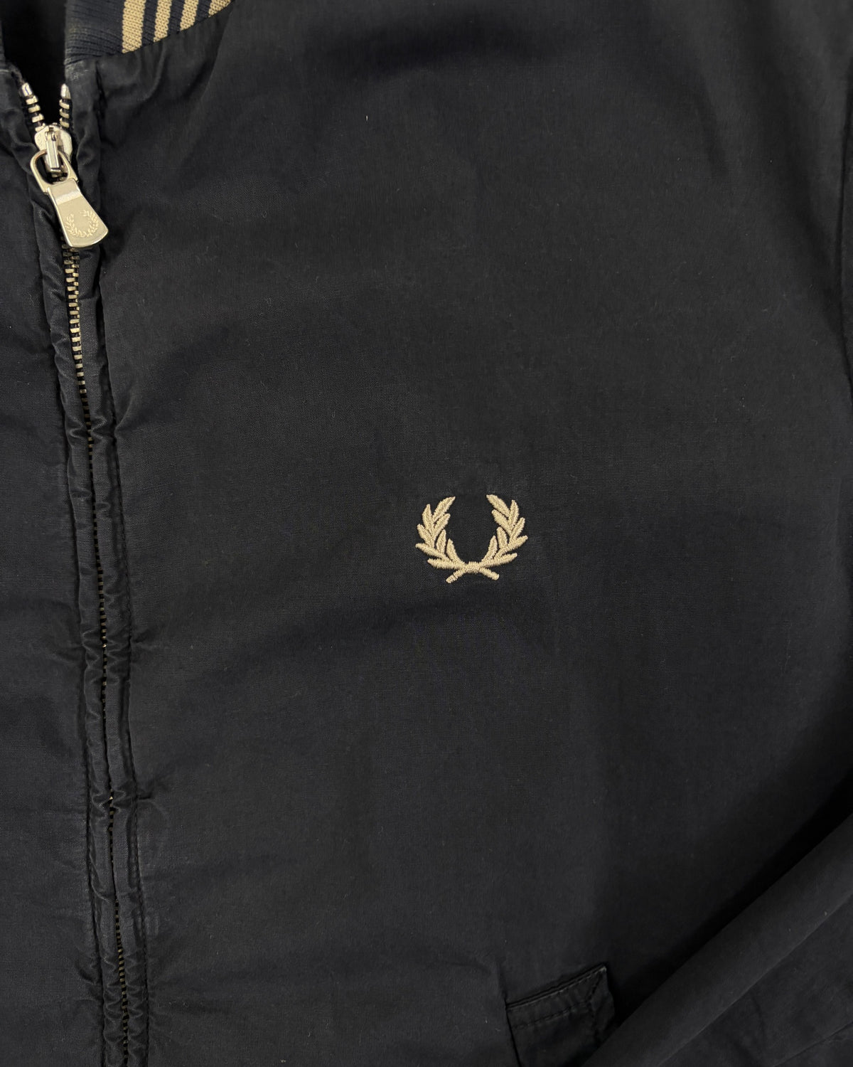 Fred Perry Vintage Bomberjacke Navy mit gestreiften Bündchen Größe S – Detail