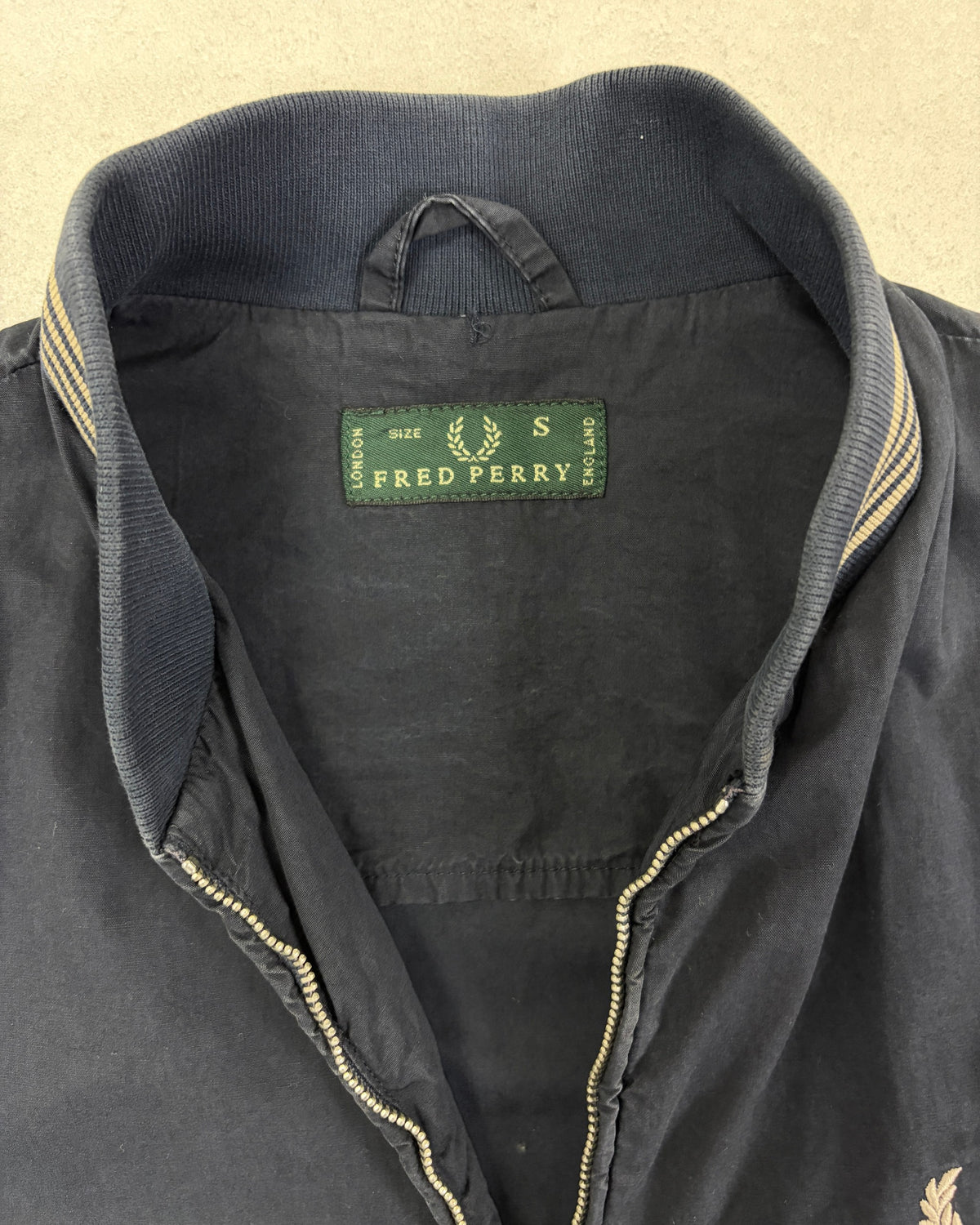 Fred Perry Vintage Bomberjacke Navy mit gestreiften Bündchen Größe S – Etikett