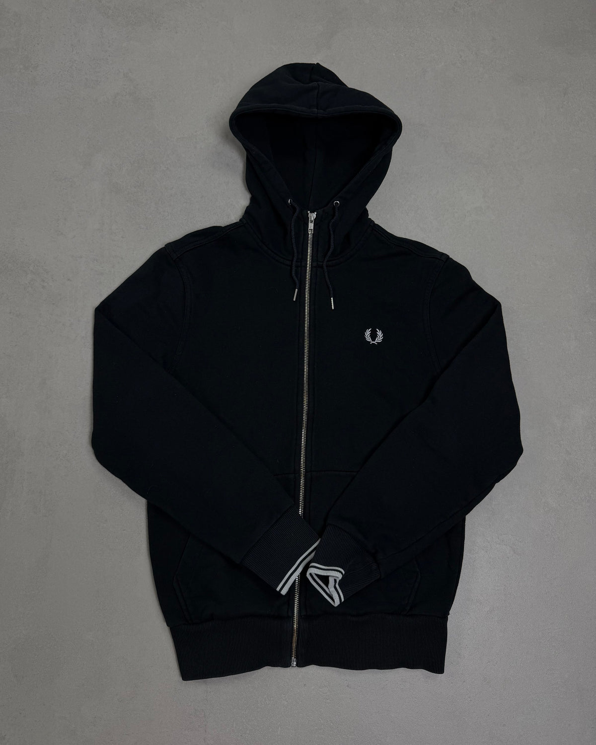 Fred Perry Zip-Hoodie Schwarz Größe S – Vorderseite