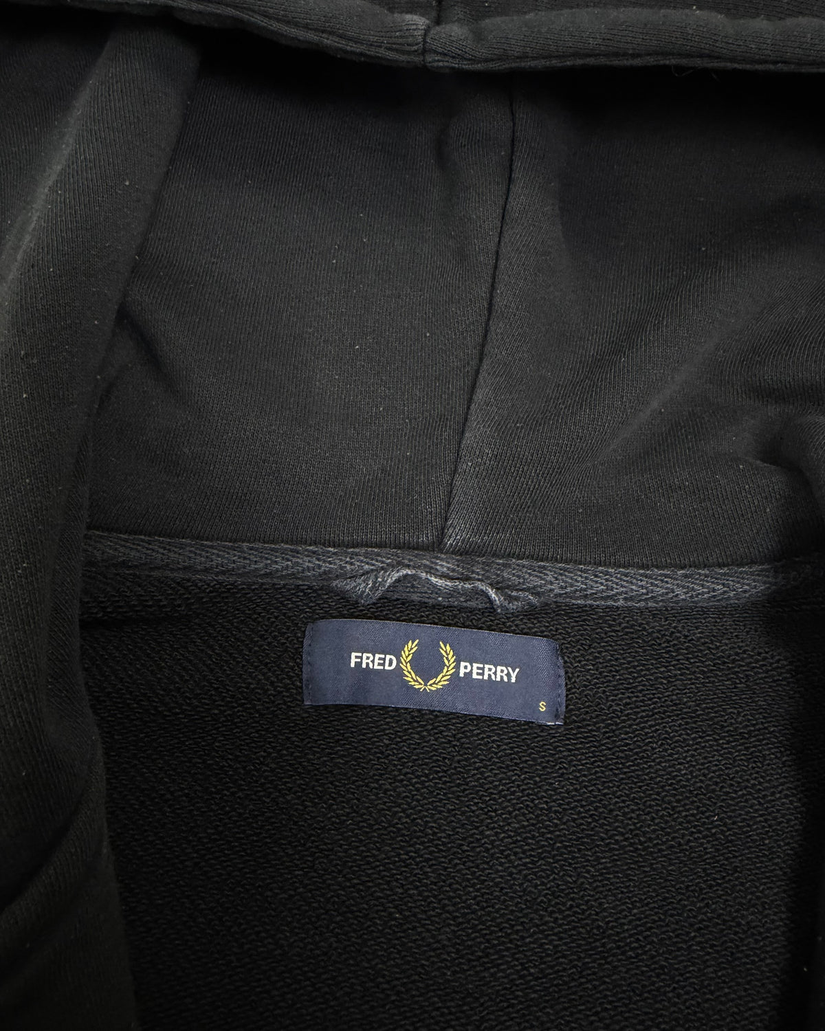 Fred Perry Zip-Hoodie Schwarz Größe S – Etikett