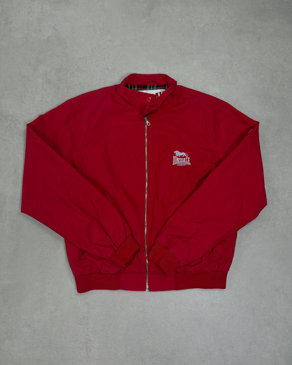 Lonsdale Harrington-Jacke Rot mit Tartan-Futter Größe XL – Vorderseite