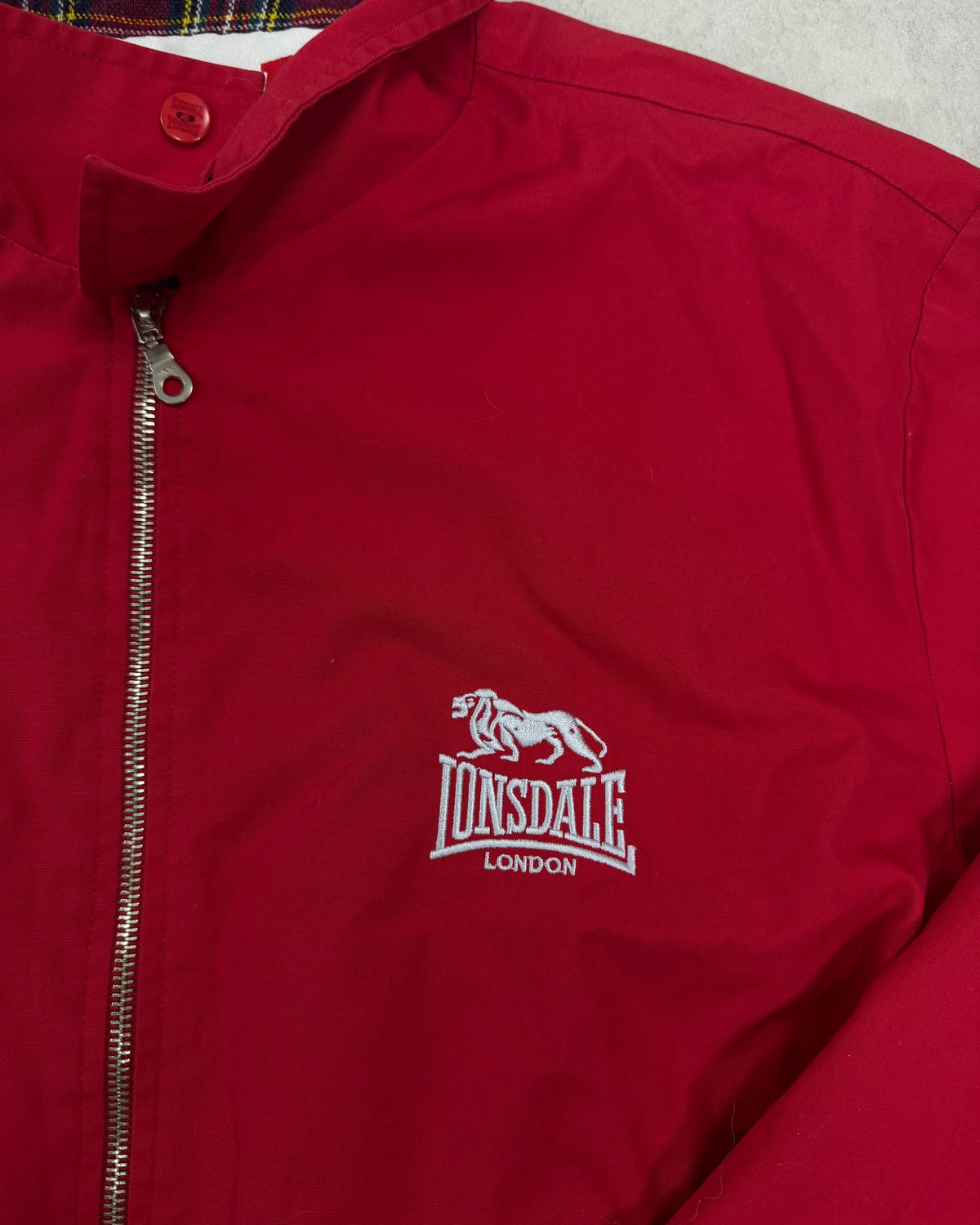 Lonsdale Harrington-Jacke Rot mit Tartan-Futter Größe XL – Detail