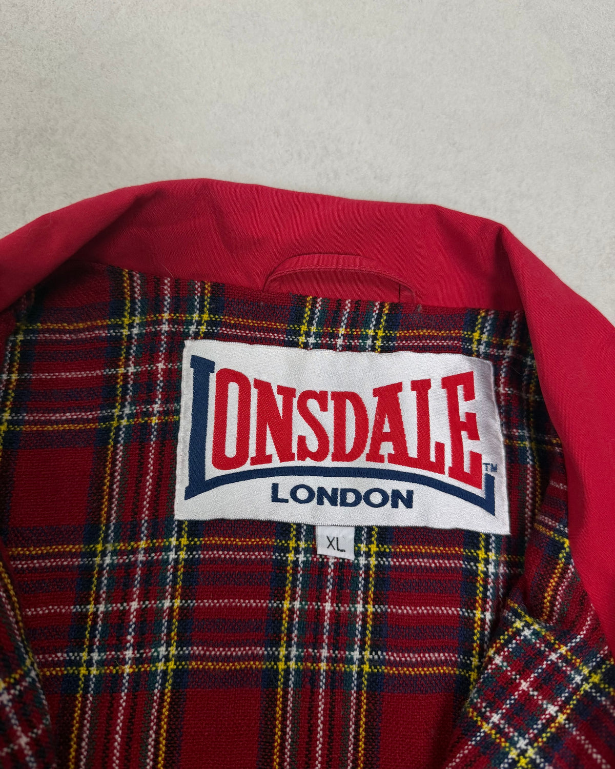 Lonsdale Harrington-Jacke Rot mit Tartan-Futter Größe XL – Etikett