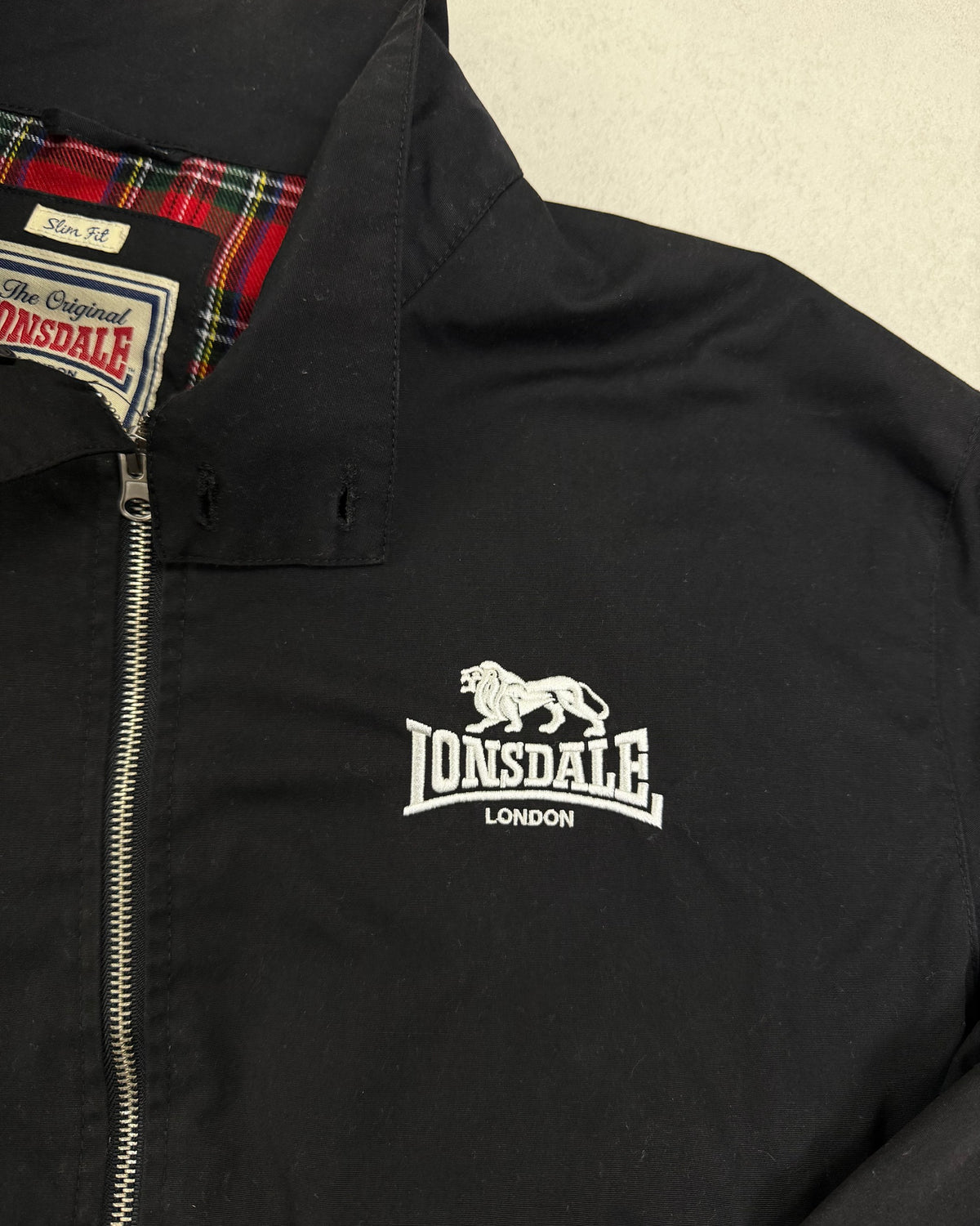 Lonsdale Harrington-Jacke Schwarz mit Rückenlogo Größe XL – Detail