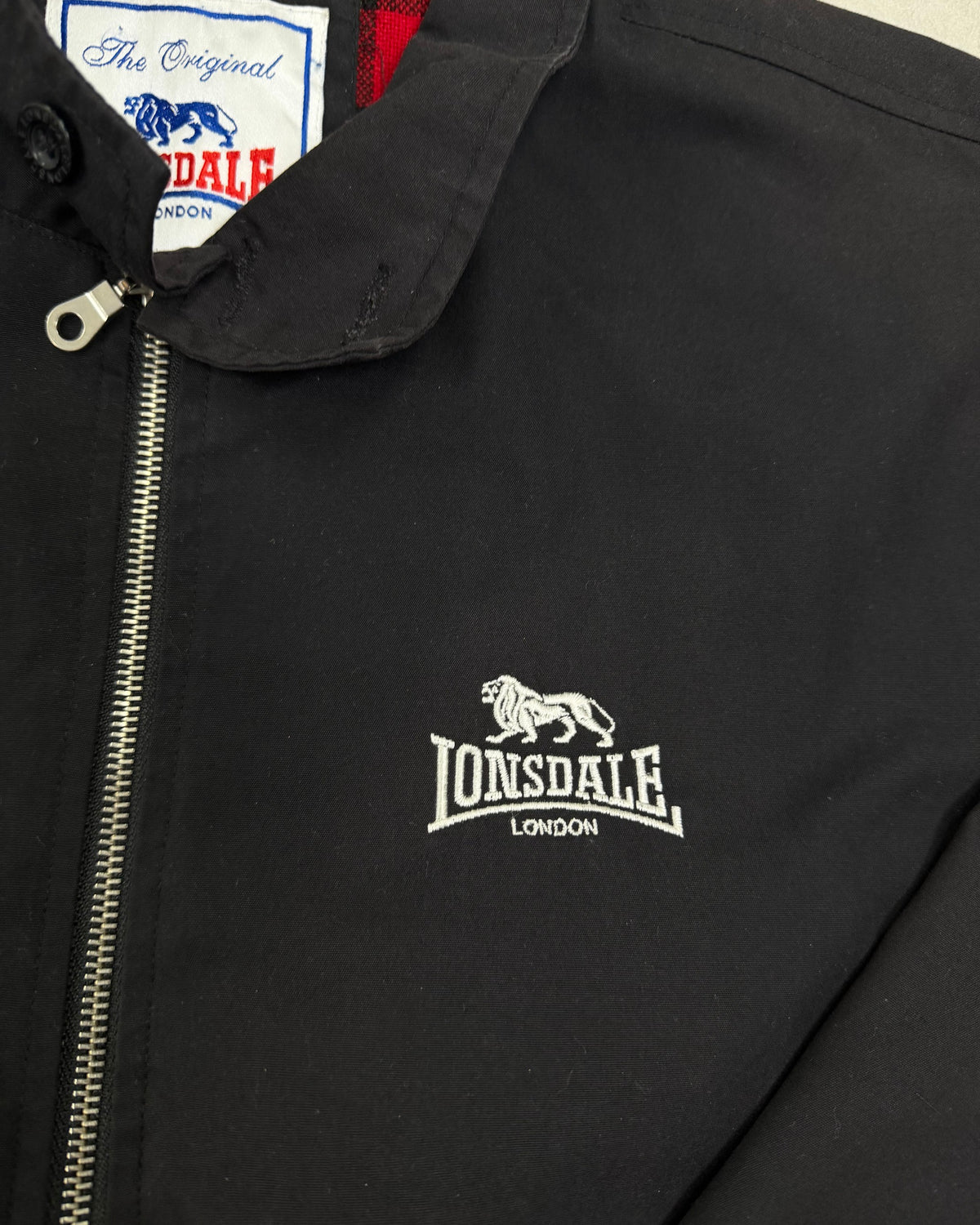 Lonsdale Harrington-Jacke Schwarz mit Rückenlogo Größe XL – Detail