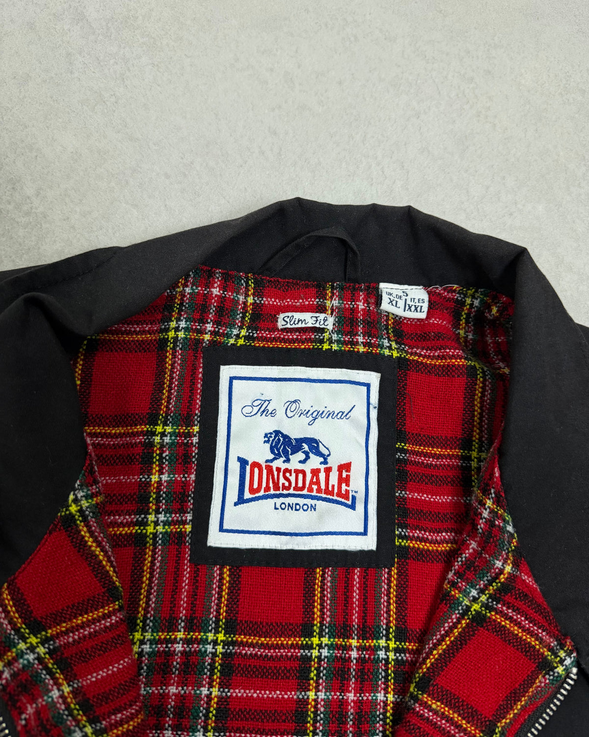 Lonsdale Harrington-Jacke Schwarz mit Rückenlogo Größe XL – Etikett