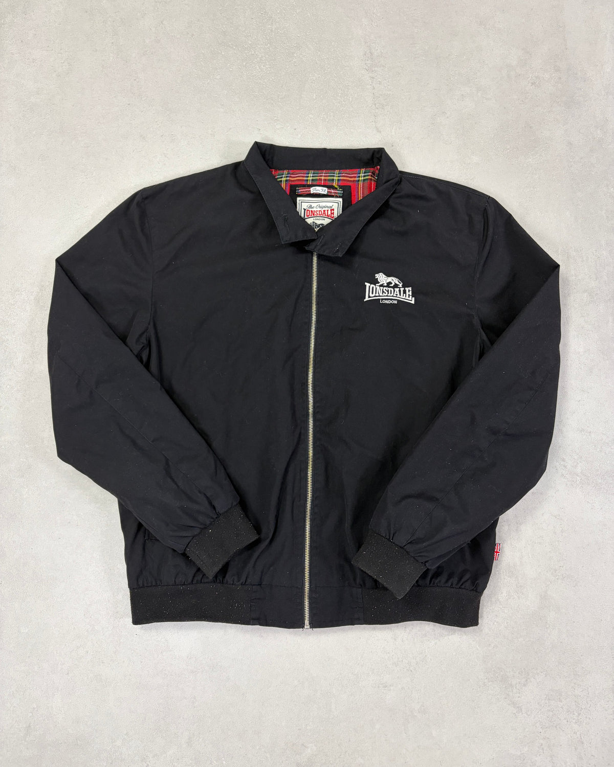 Lonsdale Harrington-Jacke Schwarz mit Tartan-Futter Größe 2XL – Vorderseite