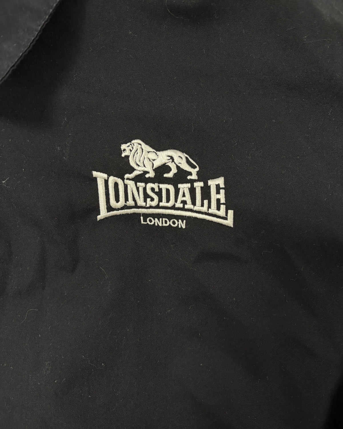 Lonsdale Harrington-Jacke Schwarz mit Tartan-Futter Größe 2XL – Detail