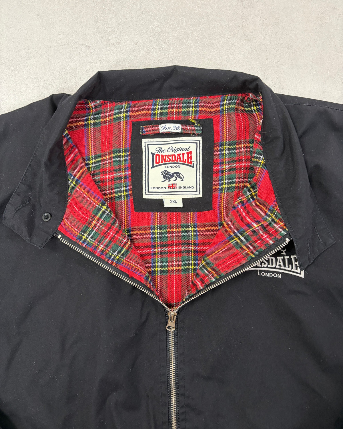 Lonsdale Harrington-Jacke Schwarz mit Tartan-Futter Größe 2XL – Etikett