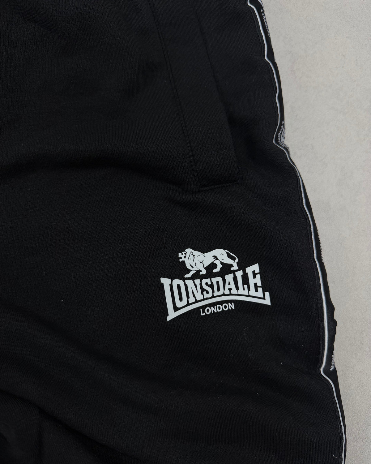 Lonsdale Jogginghose Schwarz mit Logo-Tape Größe S – Detail