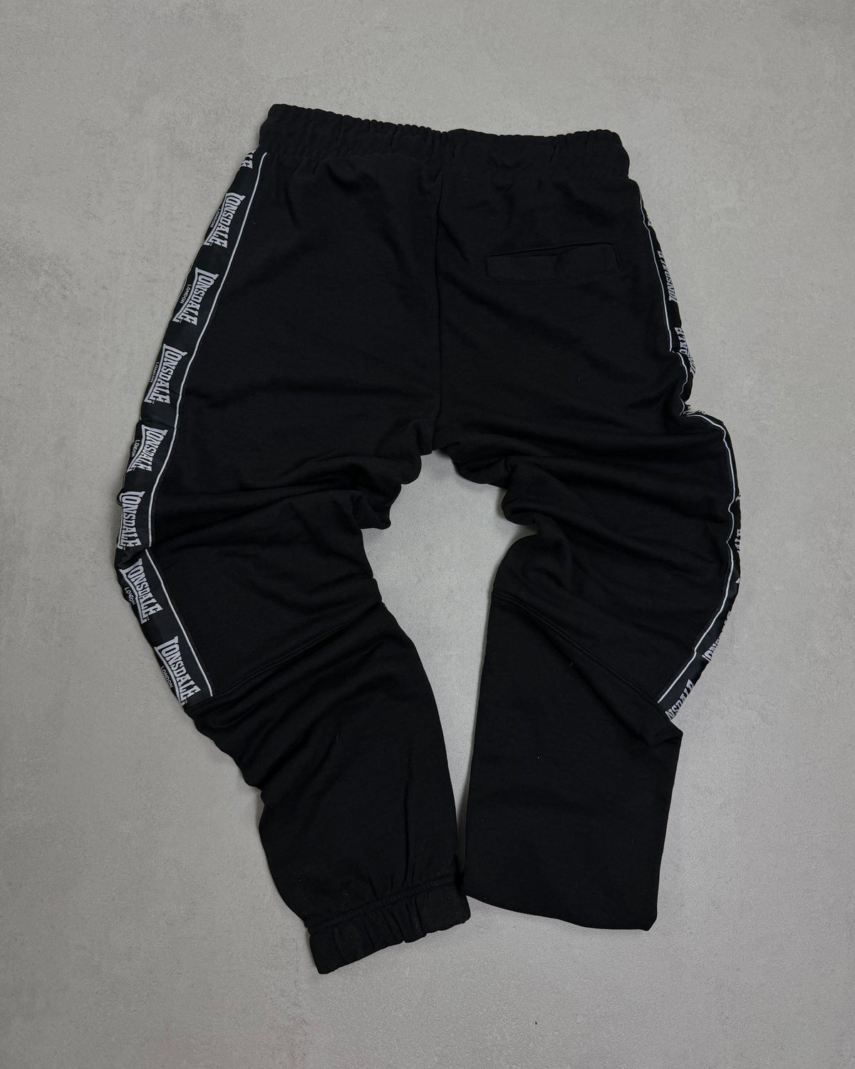 Lonsdale Jogginghose Schwarz mit Logo-Tape Größe S – Rückseite