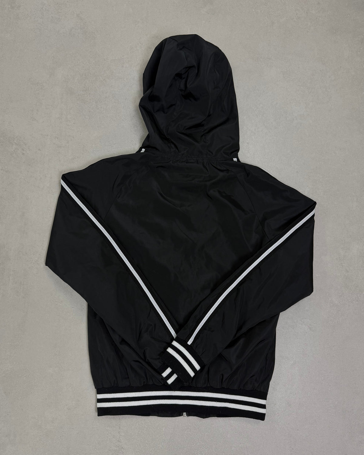Lonsdale Kapuzen-Windbreaker Schwarz mit weißen Streifen Größe S – Rückseite
