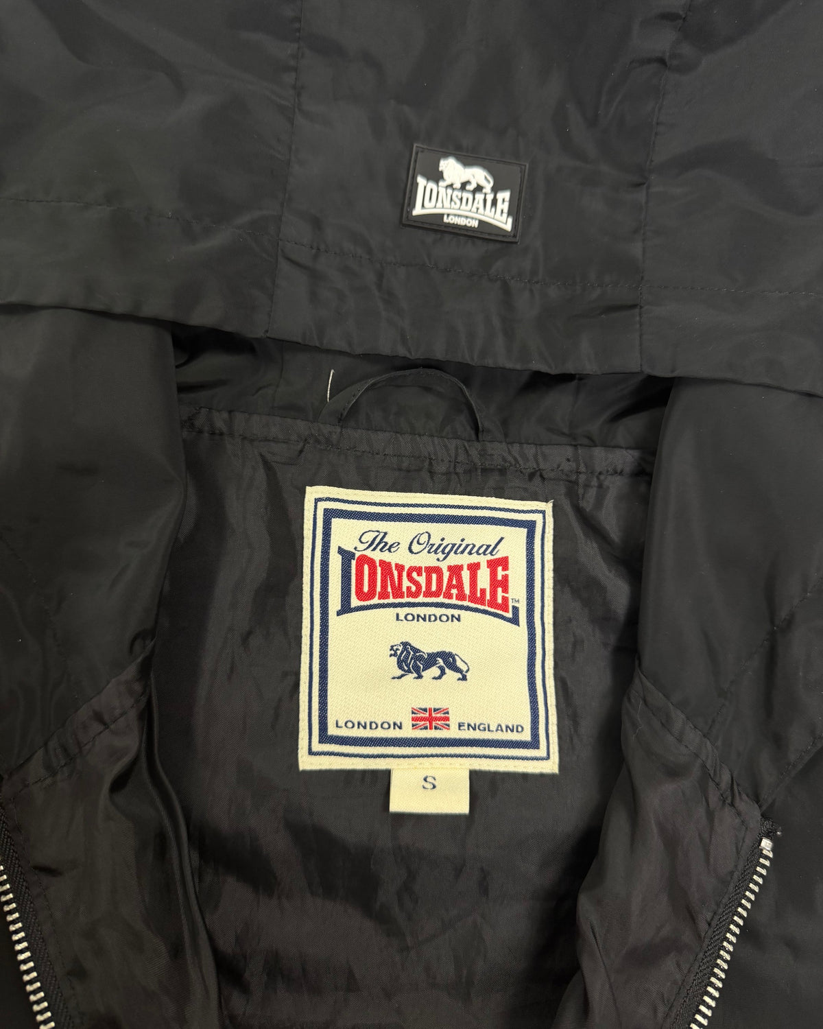 Lonsdale Kapuzen-Windbreaker Schwarz mit weißen Streifen Größe S – Etikett