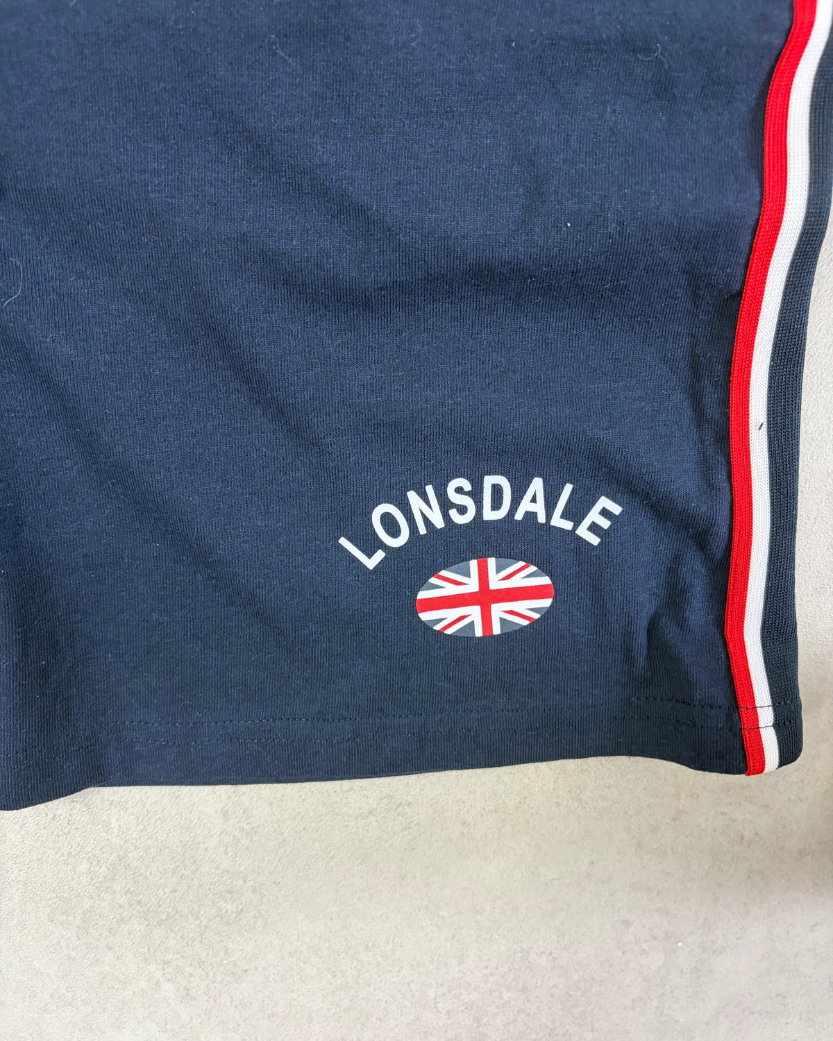 Lonsdale Shorts Navy mit Streifen – neu mit Etikett Größe M – Detail
