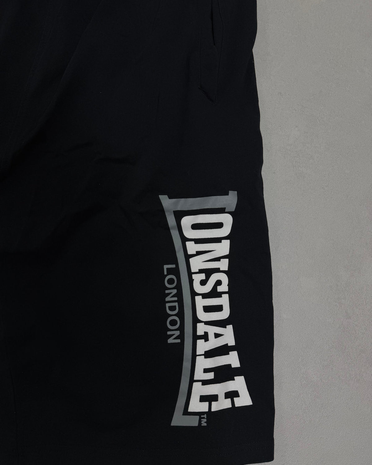 Lonsdale Shorts Schwarz mit großem Logo Größe XL – Detail