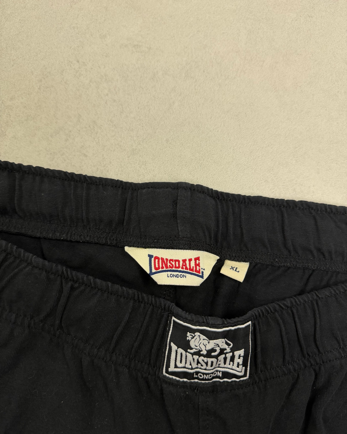Lonsdale Shorts Schwarz mit großem Logo Größe XL – Etikett