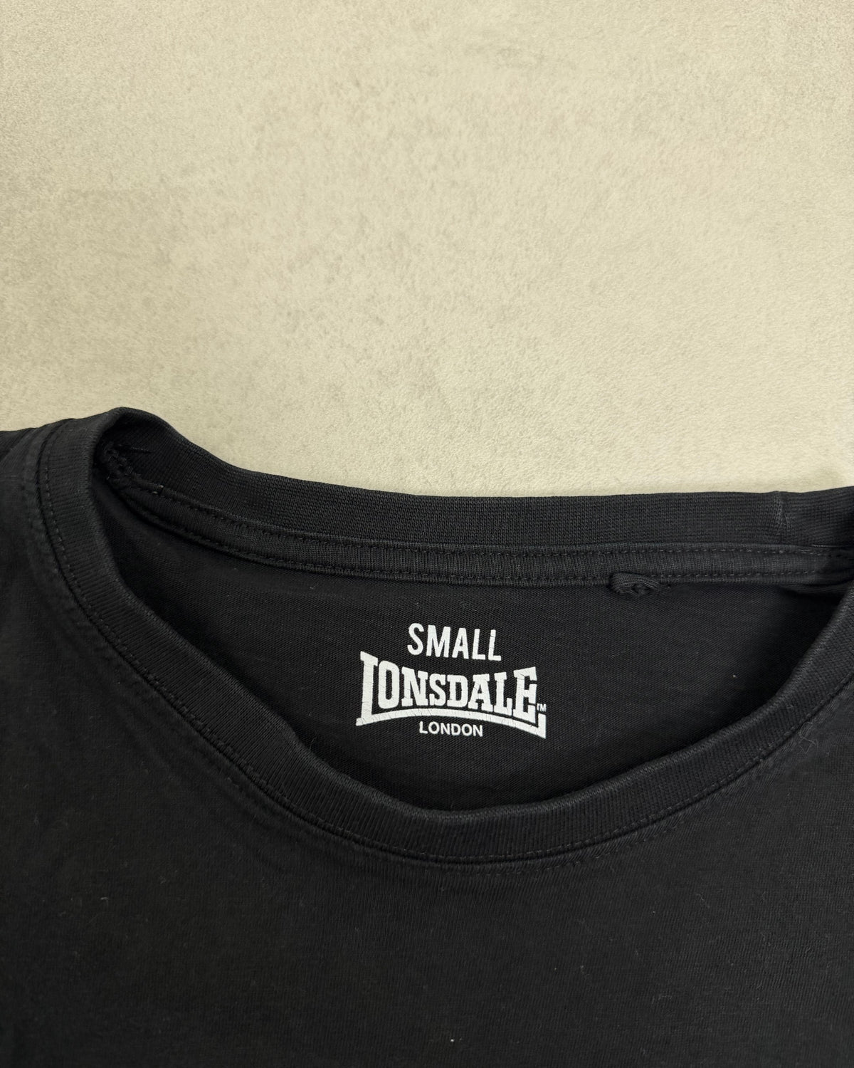 Lonsdale T-Shirt Schwarz mit großem Logo Größe S – Etikett