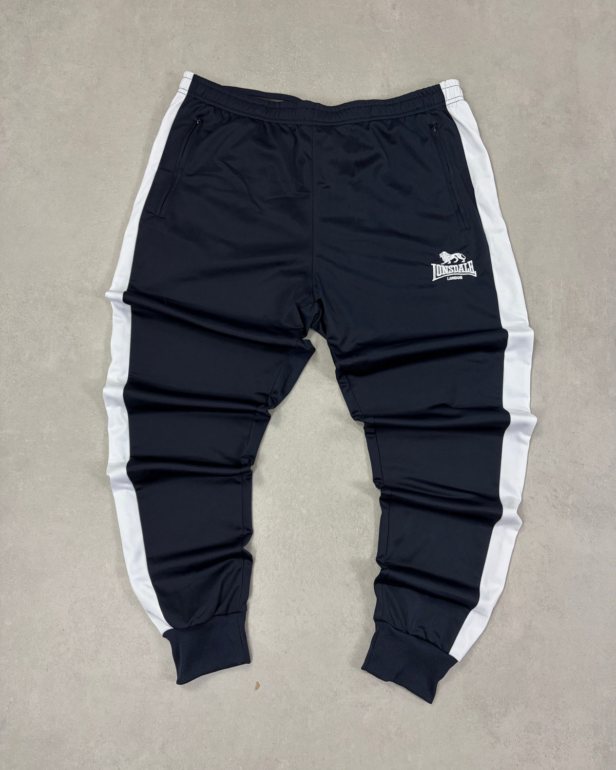 Lonsdale Trainingshose Navy mit weißem Seitenstreifen Größe 2XL – Vorderseite