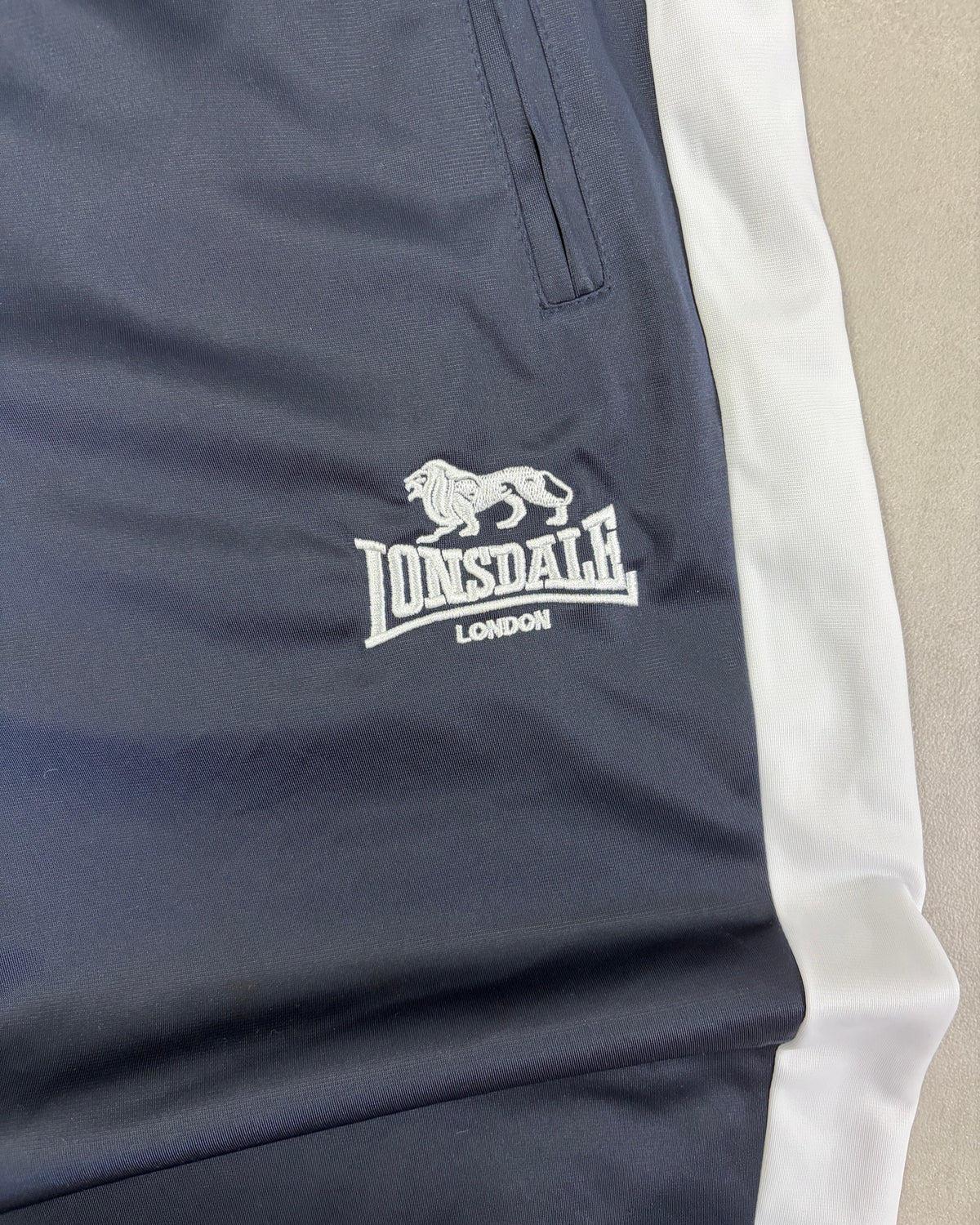 Lonsdale Trainingshose Navy mit weißem Seitenstreifen Größe 2XL – Detail
