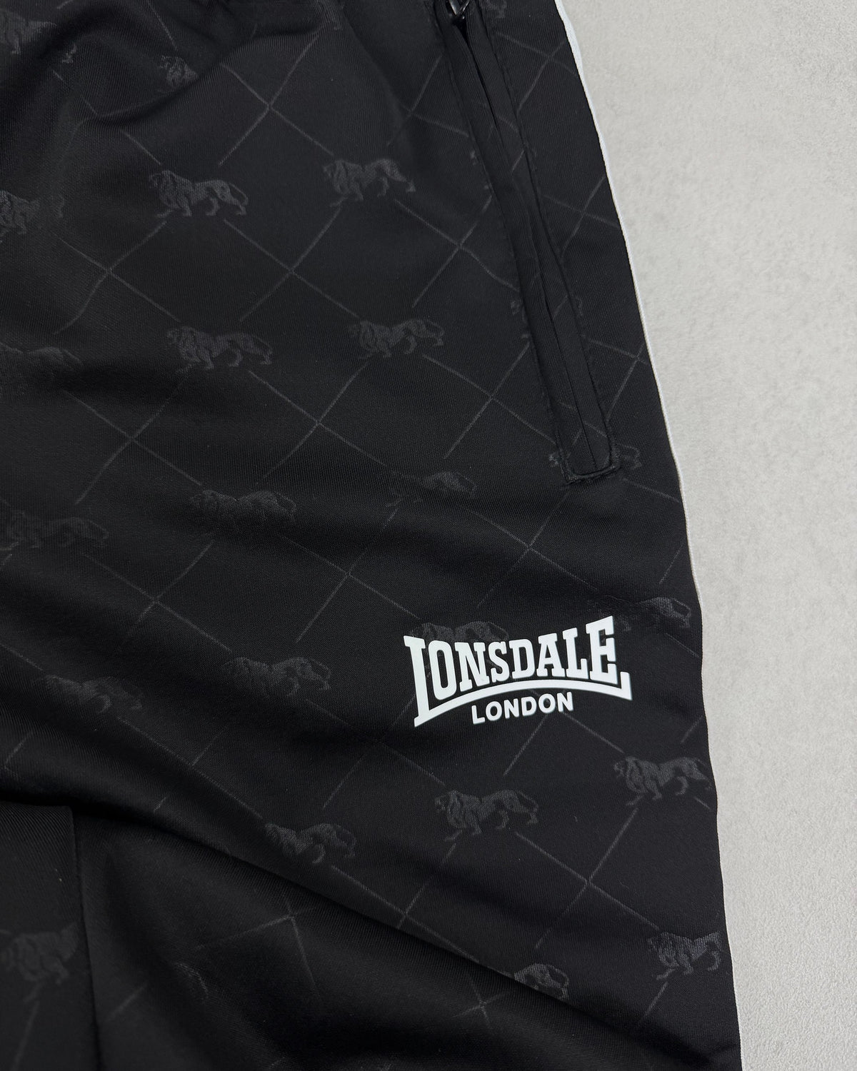 Lonsdale Trainingshose Schwarz mit Allover-Löwen Größe M – Detail